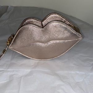 LIPS CHAMPAGNE COLOR CLUTCH HANDBAG WRISTLET REMOVABLE STRAP NEW CONDITION